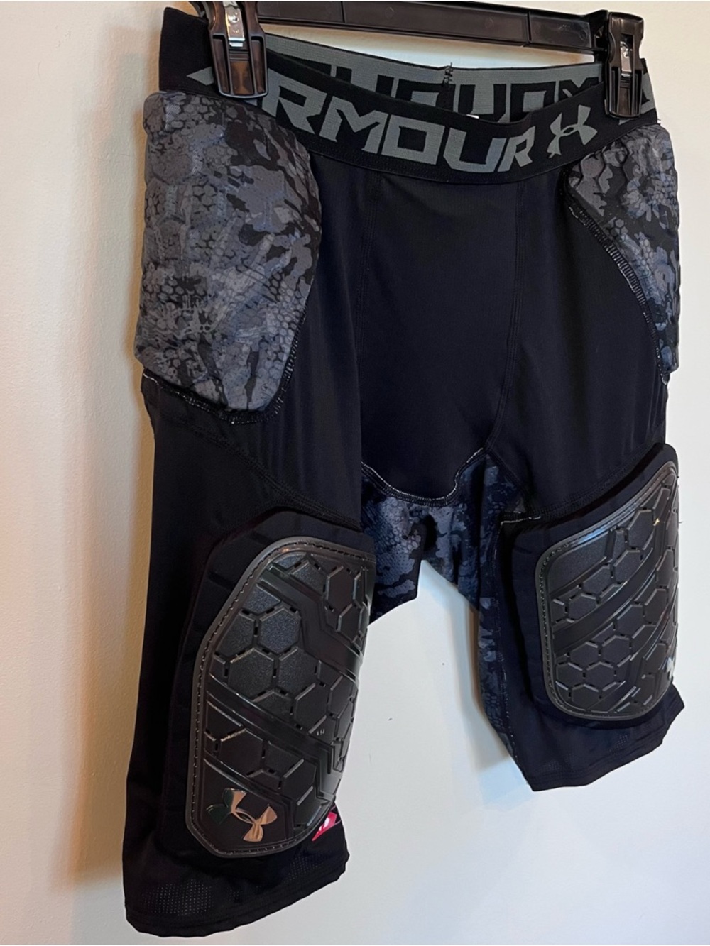 Under Armour Men Gameday Hex Armour Pro 5-Pad Girdle Football BLACK SZ Large NFL - Picture 2 of 7